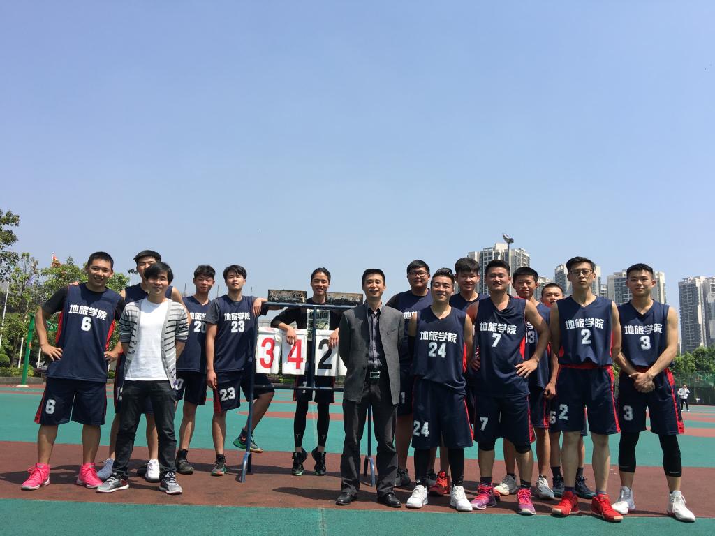 师生享受胜利的喜悦