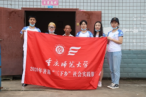 图为宣讲团成员与当地村民合影留念 汪裕东摄)