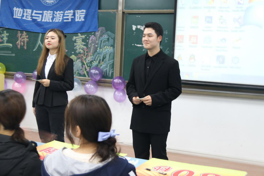 (主持人宣布比赛开始)