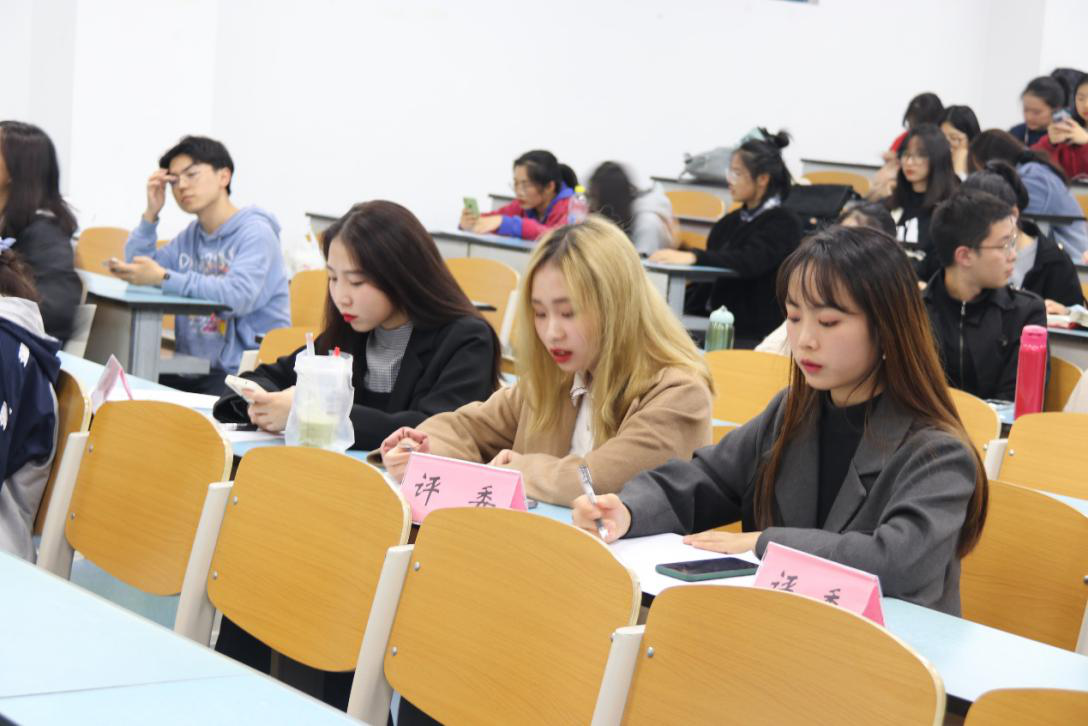 (评委在仔细地为选手打分)