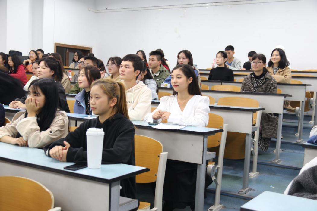 (观众们期待着比赛的开始)