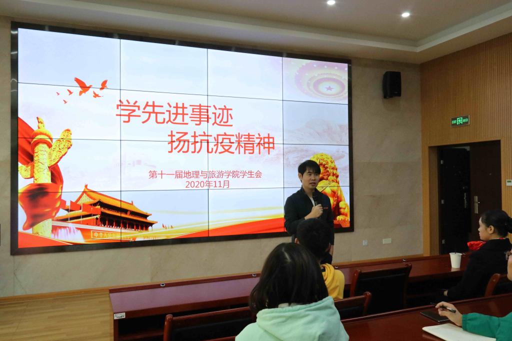 图1 瞿聪老师进行思想指导